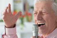 تاثیرات افزایش سن بر تغییرات صدا: عوامل اصلی و دلایل آن چیست؟ تاثیرات افزایش سن بر تغییرات صدا: عوامل اصلی و دلایل آن چیست؟