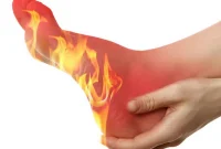سوزش انگشتان پا: علتها و اهمیت جدی گرفتن آن سوزش انگشتان پا: علتها و اهمیت جدی گرفتن آن