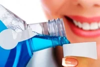 چگونه از دهانشویه استفاده کنیم: راهنمای استفاده از دهانشویه و زمان مناسب