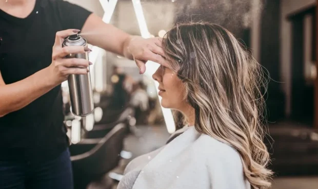 بهترین روش‌های از بین بردن اسپری مو از روی موهایتان!